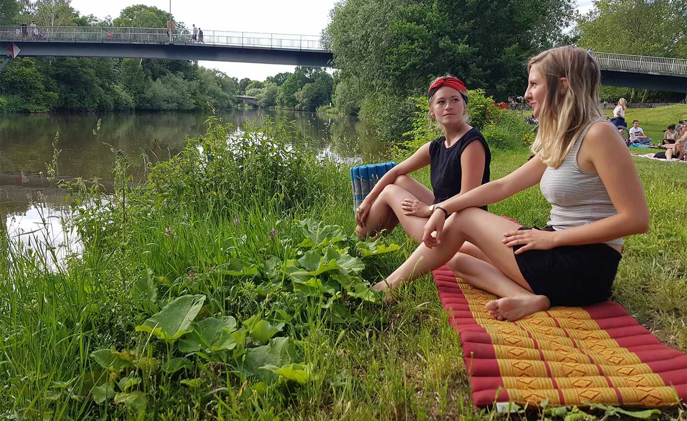 Une pause estivale au bord du lac avec ton tapis de kapok