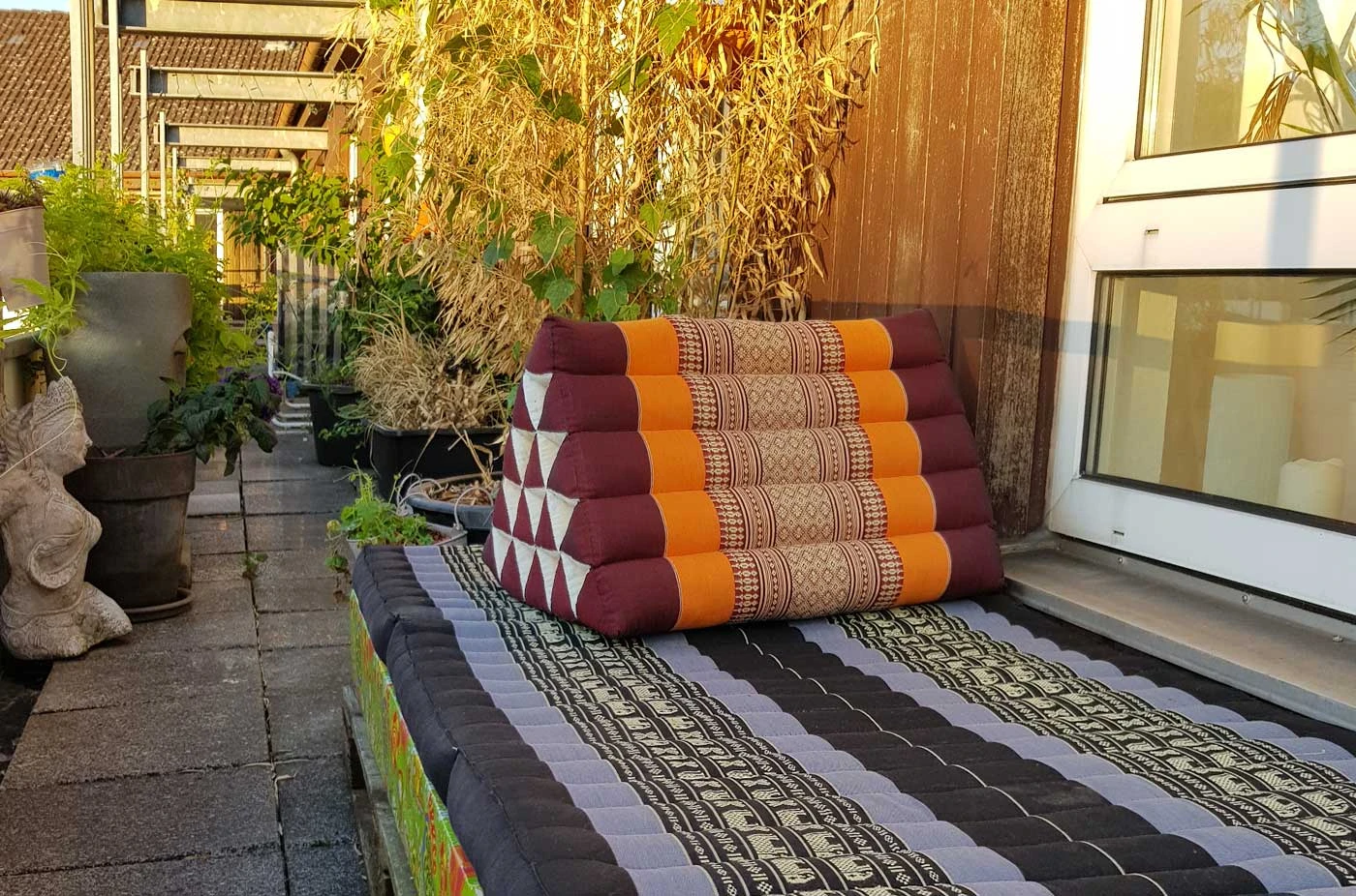 Un oasis de détente : Aménagez votre balcon avec des coussins thaïlandais
